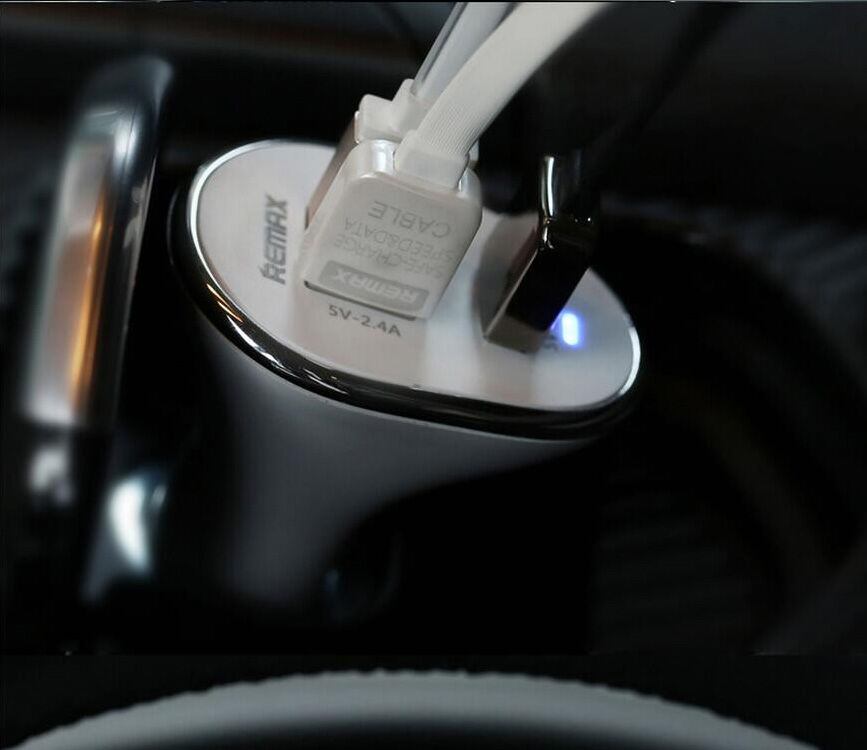 Încărcător auto REMAX, cu trei porturi, pentru Apple iPhone / iPad / iPod - alb
