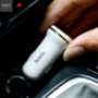 Încărcător auto HOCO, cu două porturi USB + conector lightning, pentru Apple iPhone / iPad / iPod - alb