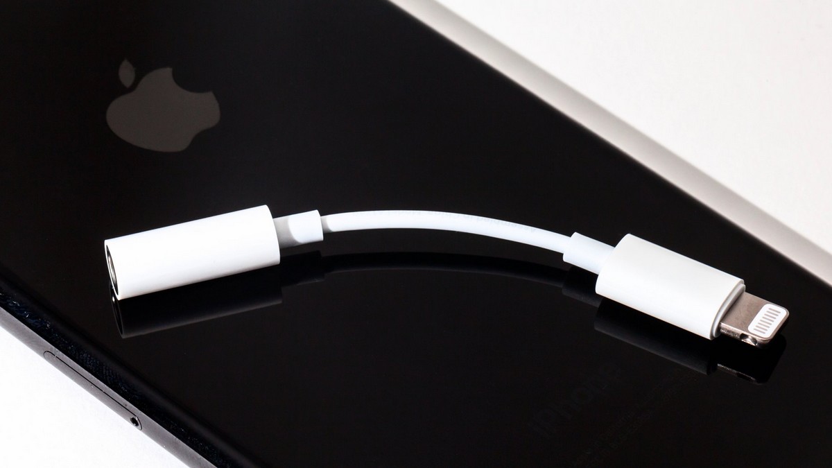 Adaptoare Apple de la Lightning la Jack 3.5mm