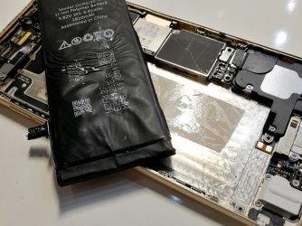 Starý iPhone - nafouknutá baterie