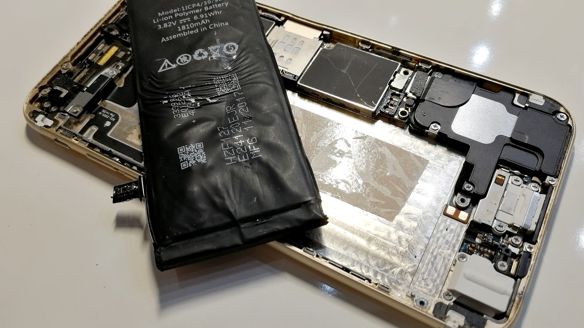 Aveți grijă la baterie umflată la iPhone, aceasta poate arde sau distruge ecranul